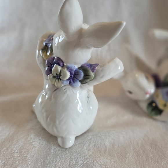 Andrea by Sadek Playful Baby Bunny Rabbits w/Hydrangeas Salt and Pepper Shakers - Picture 5 of 12